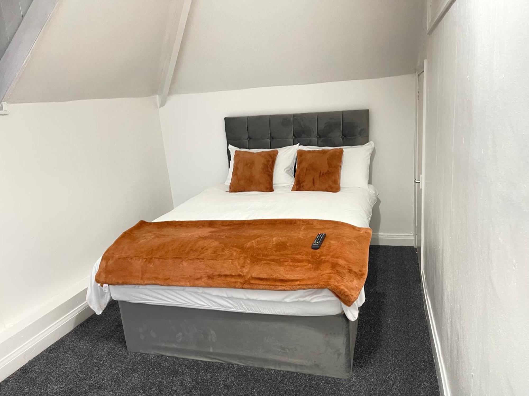 Hometel Digs Hidden Gem Large Comfy Home Can Sleep 15 Braunstone Town Exterior photo